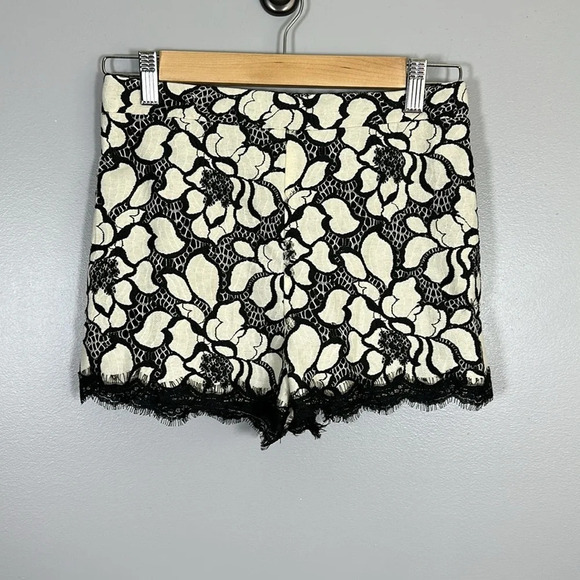 Caramela Floral Short Sleeve Top And Shorts Set with Lace Trim Small/Medium - Picture 3 of 11